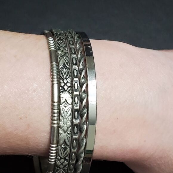 Unbranded Jewelry - Silver tone bangle bracelet bundle